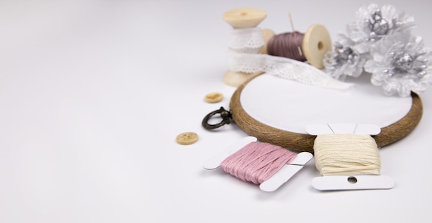 Текстиль и нитки на столе